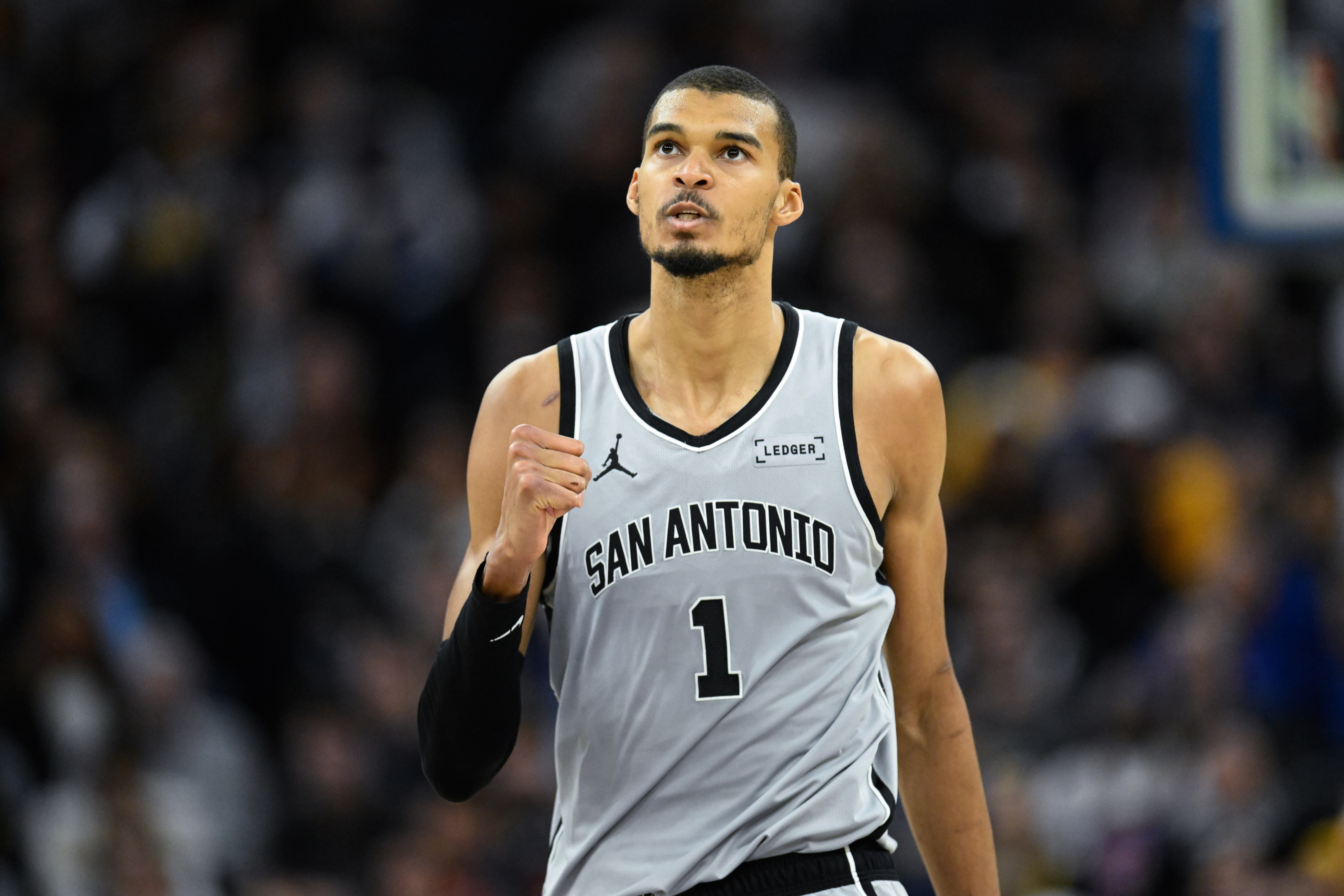 结果查询-解说：绿军进攻端各种牵制文班 但马刺证明了自己资源的均衡性